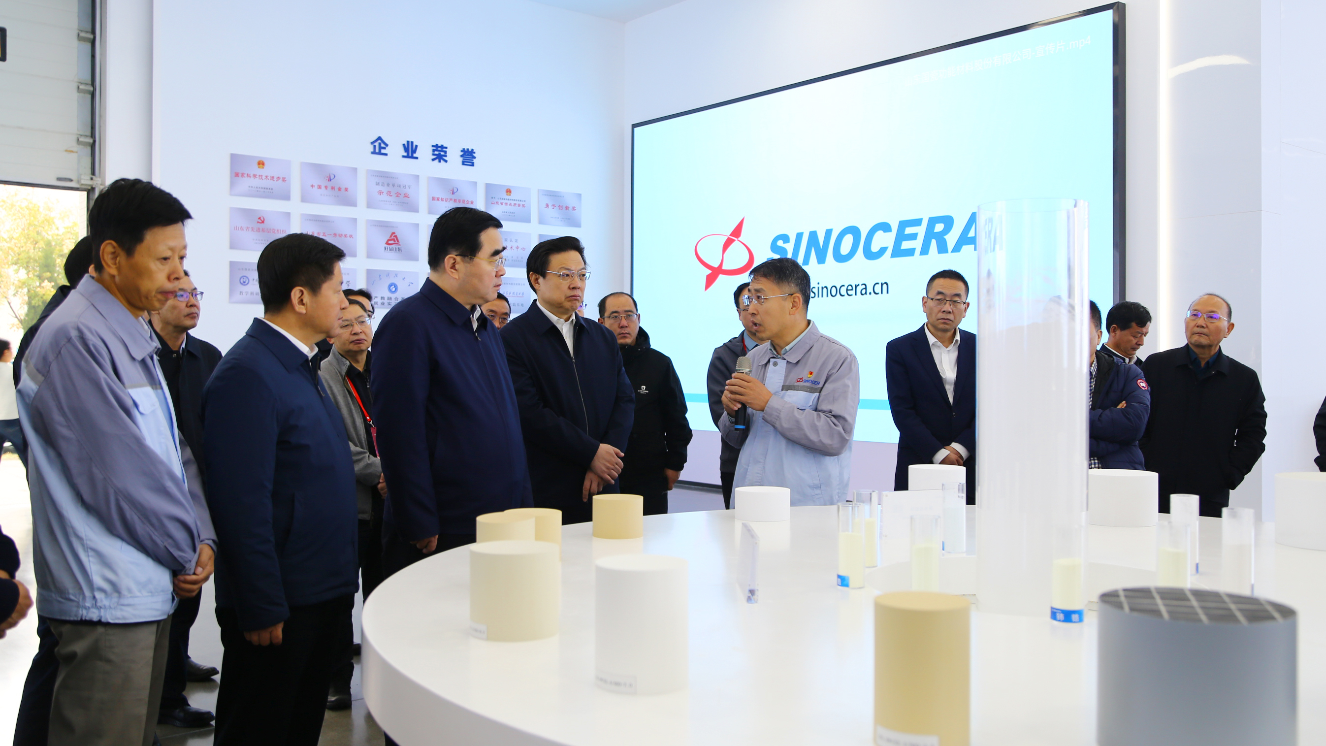 山东省国资委党委书记、主任满慎刚一行莅临JN江南·(中国)体育官方网站材料参观调研